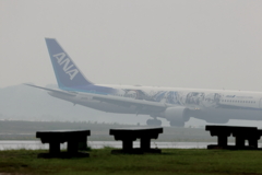 雨の広島空港 (2) 230608-937