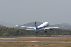 広島空港、運行再開(12) 15.04.18