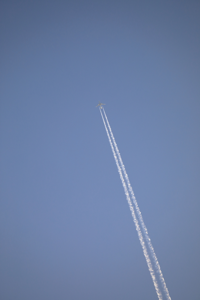 早朝の飛行機雲 180421-151