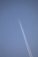 早朝の飛行機雲 180421-151