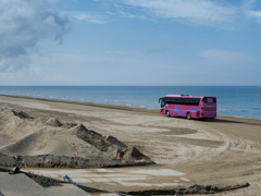 砂浜を走るバス　190930-172