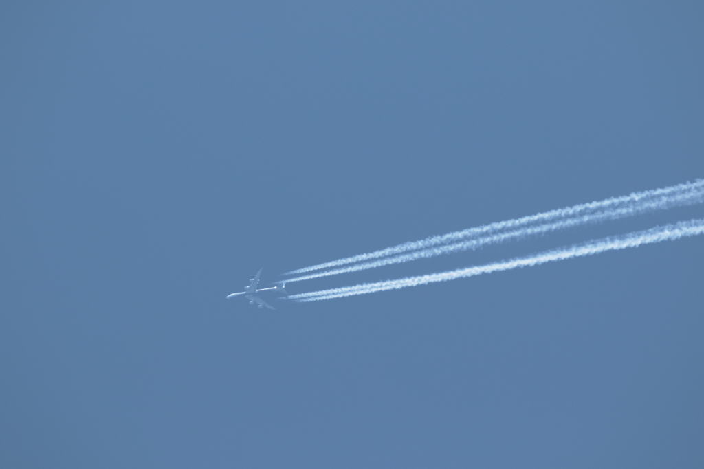 空港上空の飛行機雲 180501-844