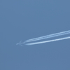 空港上空の飛行機雲 180501-844