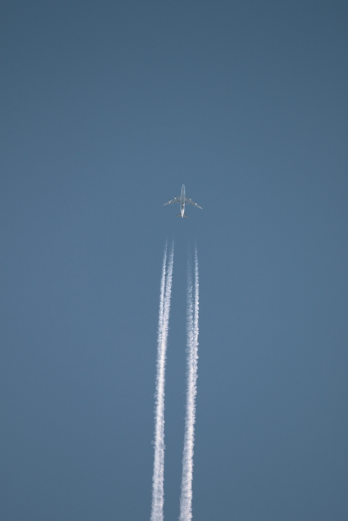 夜明けの飛行機雲 190411-038