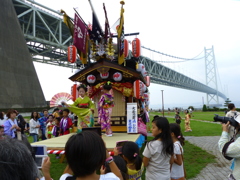 橋の下で祭