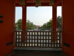 鳥居を見据えて