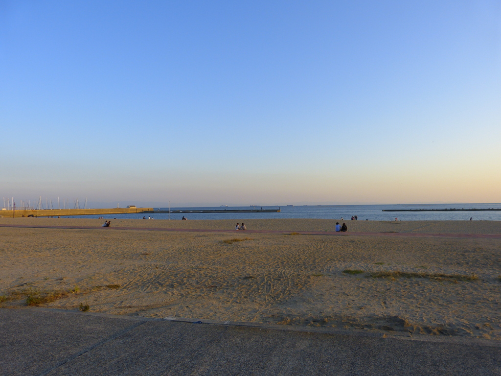 秋晴れの海岸風景01