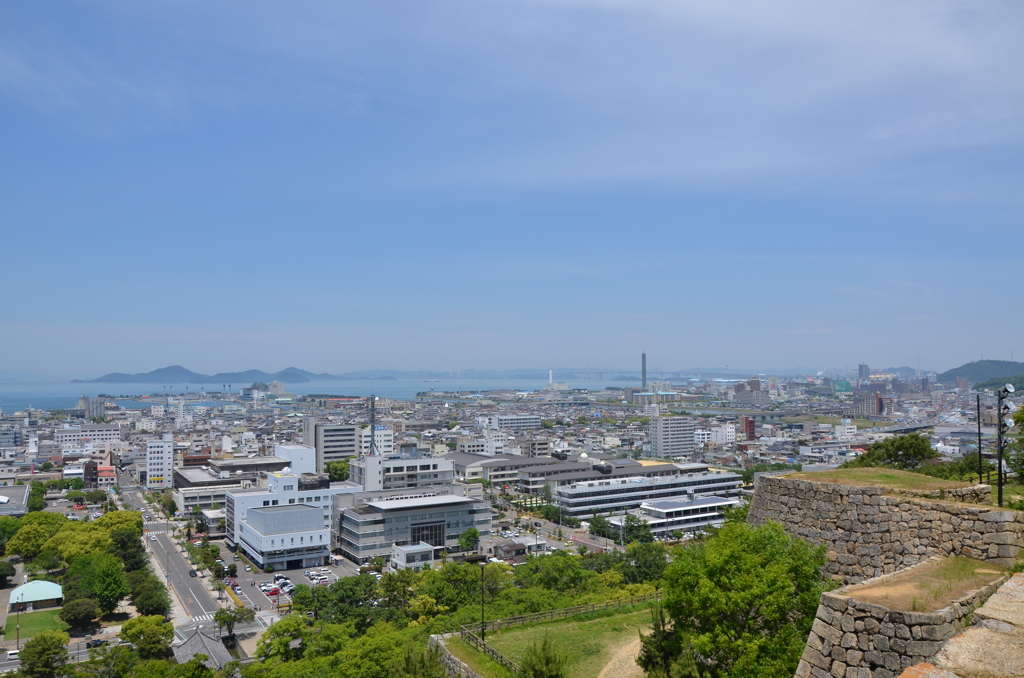 瀬戸大橋を望む（丸亀城）