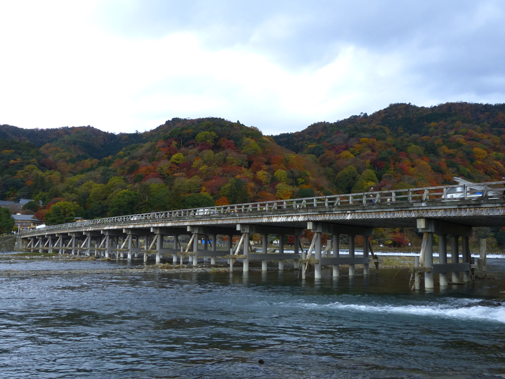 晩秋渡月橋