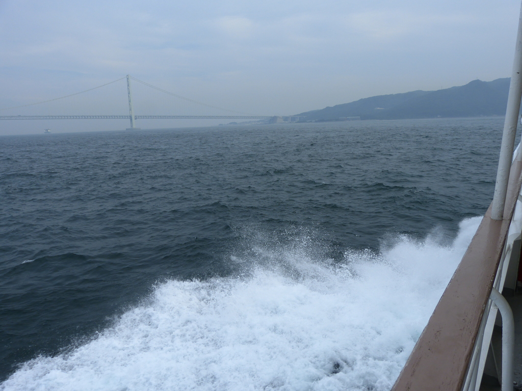 明石海峡、淡路島を望む