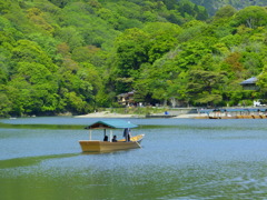 小船で遊覧