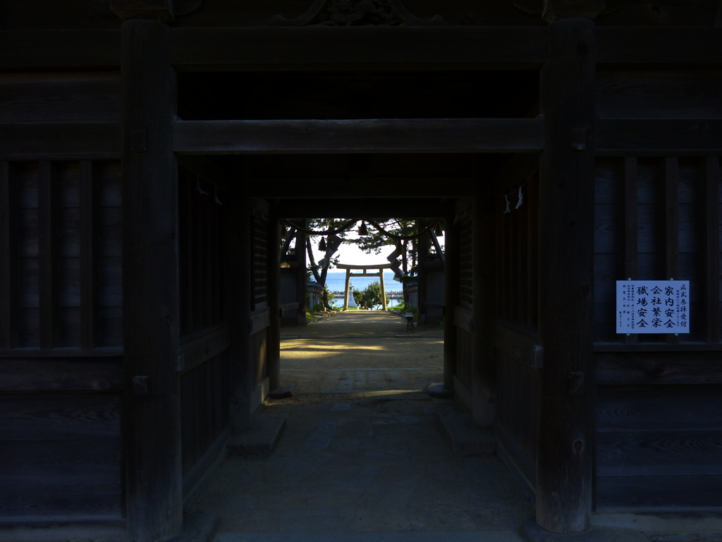 鳥居の向こうに海