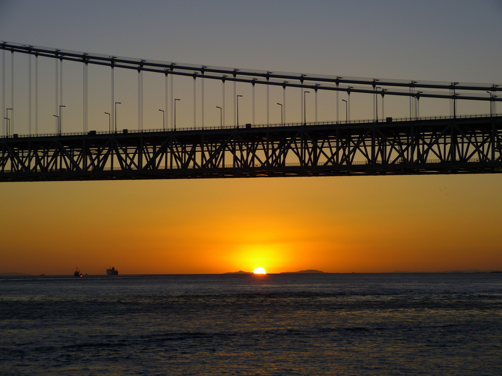 橋と夕日