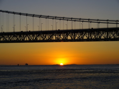 橋と夕日