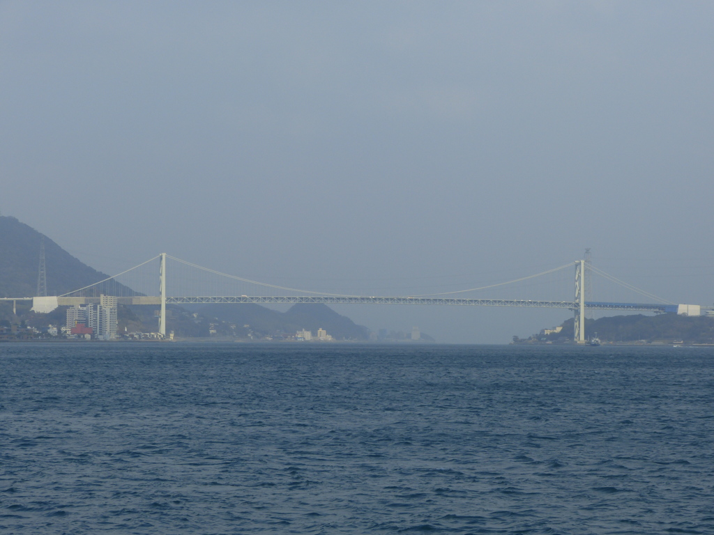 海上からの関門橋