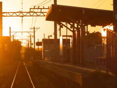 駅舎と夕日