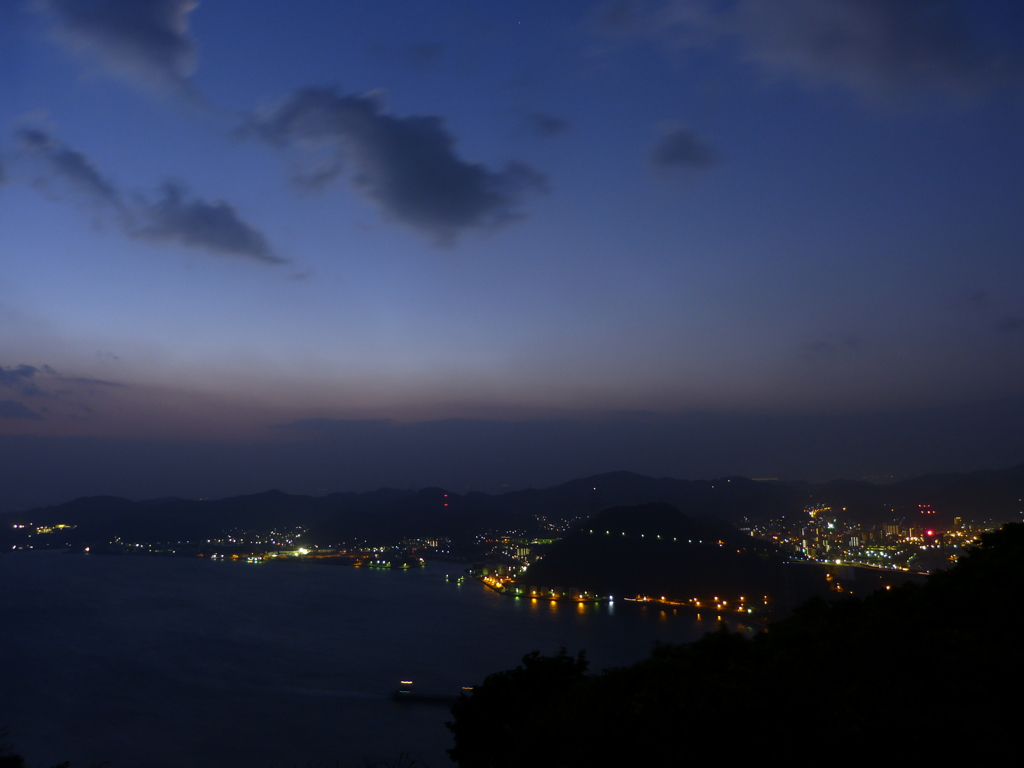 夜明け前の関門海峡