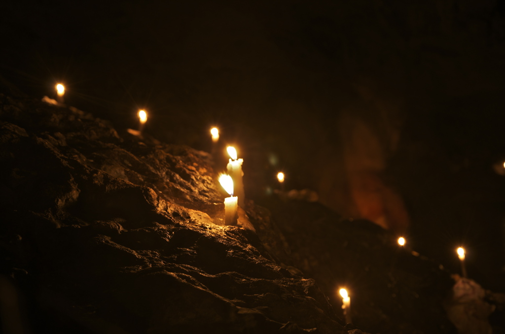 洞窟とロウソク