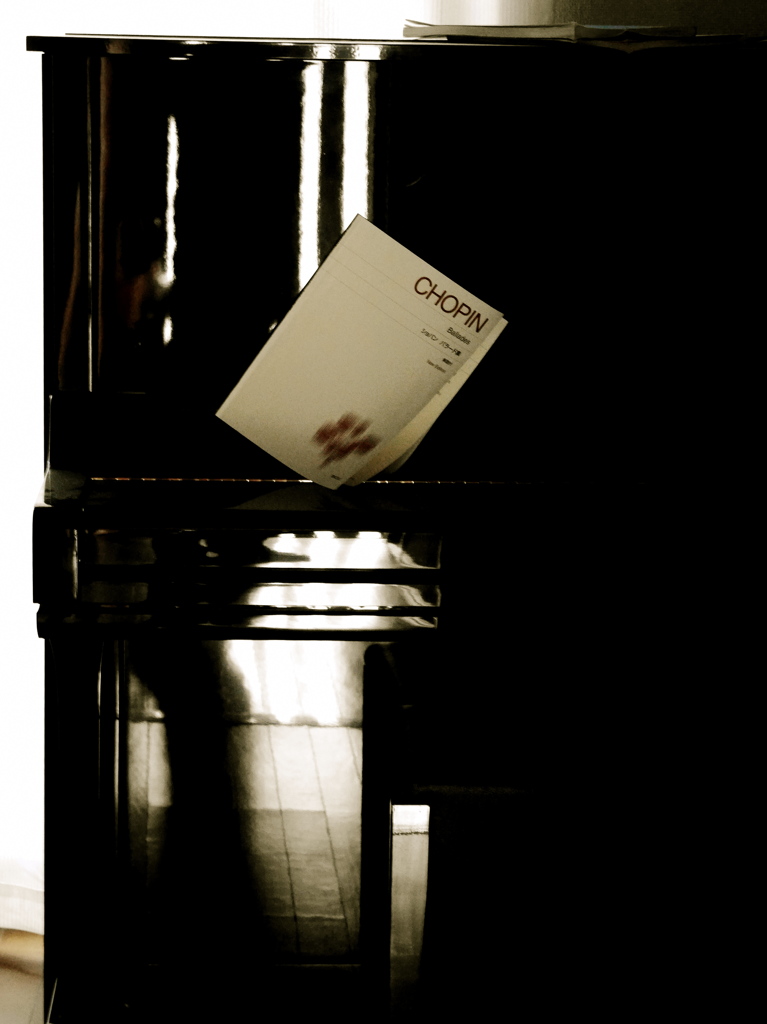 娘のカメラで娘が母が娘の頃の古いピアノを弾くための楽譜を写す・・