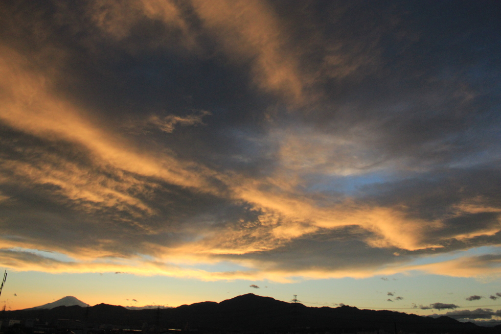 富士山と春の夕空