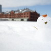 横浜のシンボルに雪だるまを添えて