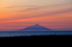 夕焼けに浮かぶ島