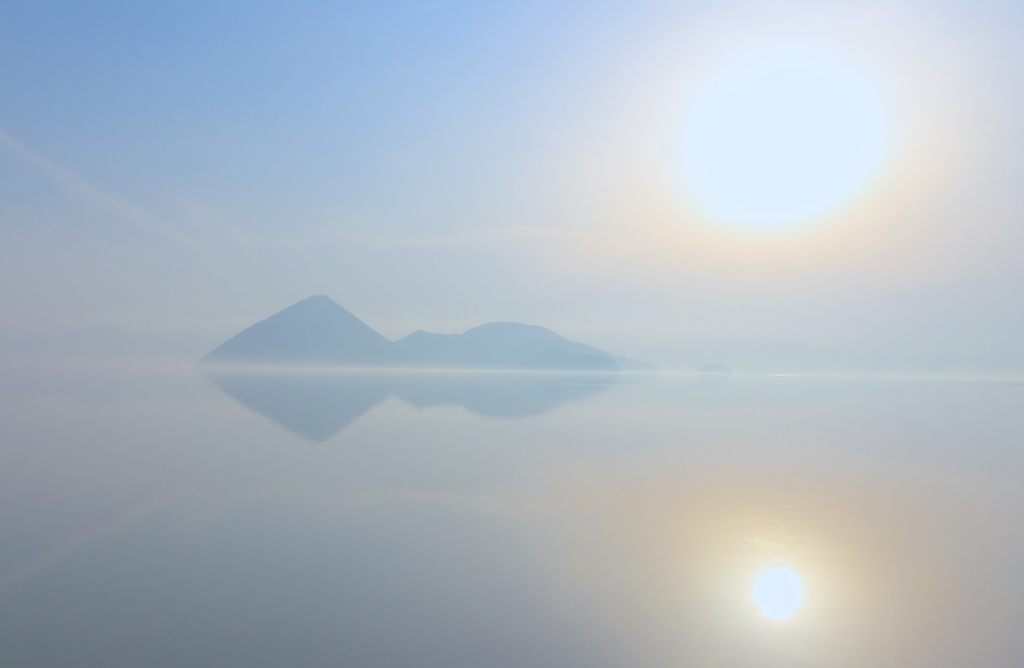 洞爺湖に昇る朝日