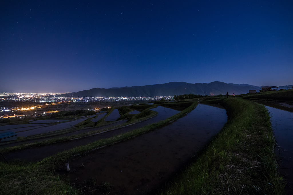 月夜の棚田と善光寺平