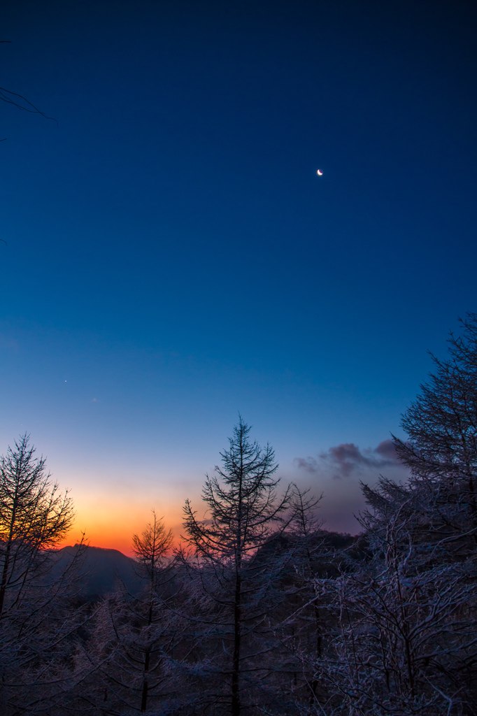 峠の夜明けと月