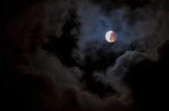 雲間の赤い月