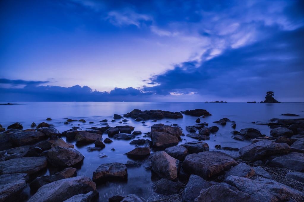 蒼い夜明け〜雨晴海岸〜