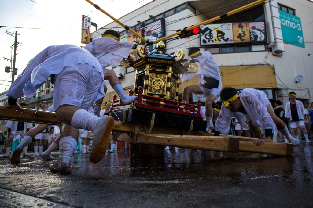 天皇神輿「水掛神事」1