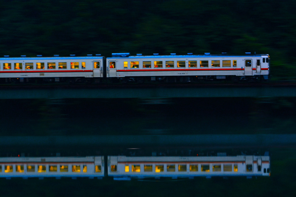 夏の終わり　川辺の夕暮れ