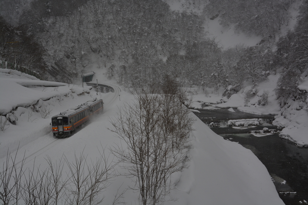 深雪　静寂　ディーゼルの響き