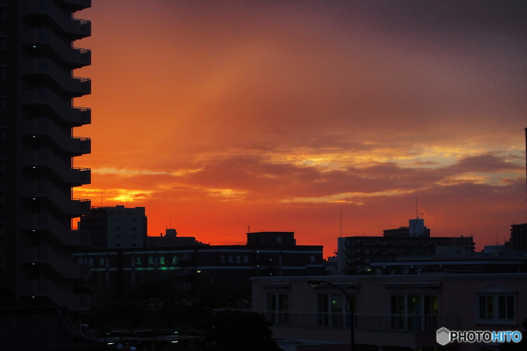 小雨の西の空、、、。