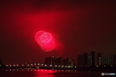雨の隅田川の花火