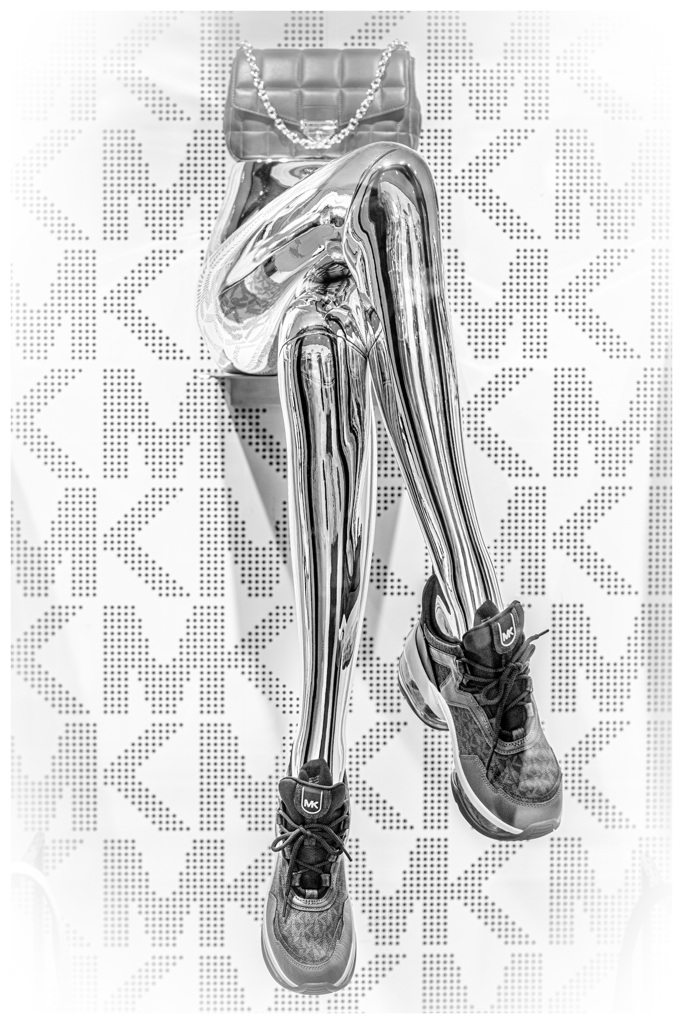 メタリックな脚