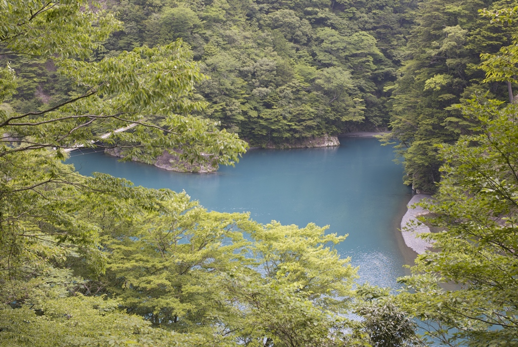 瑠璃色のダム湖