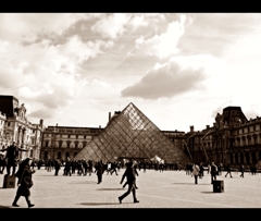 Gens qui vont Musée de Louvre 