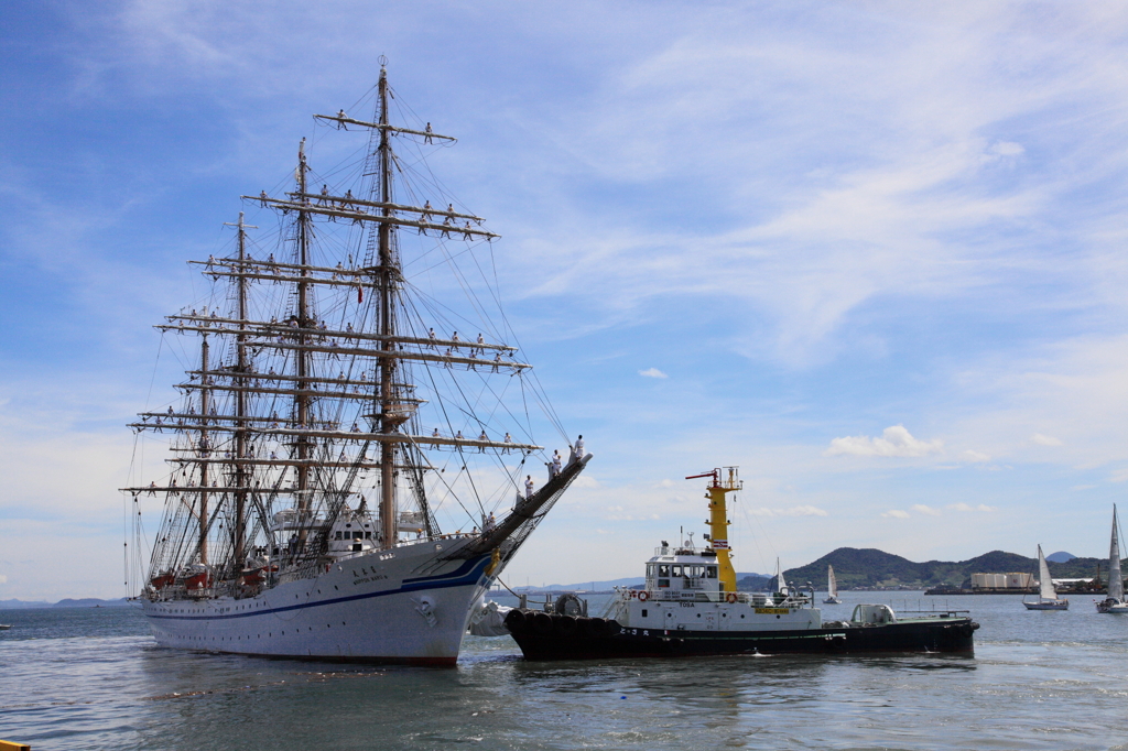 「日本丸」離岸中