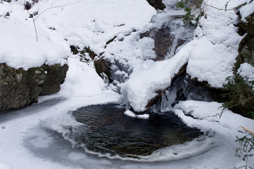冬の滝壺