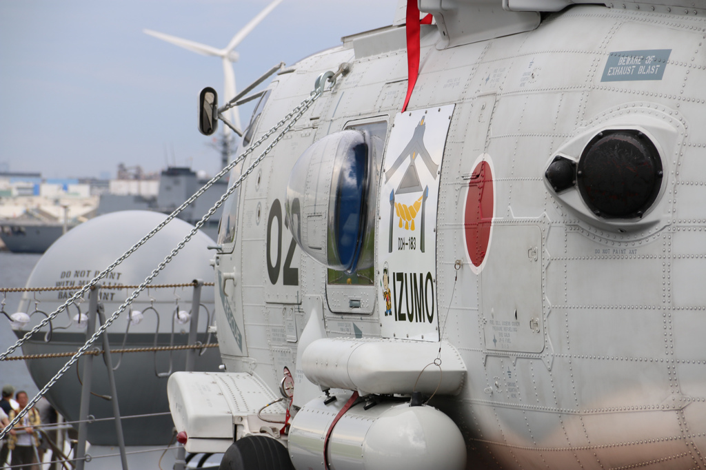 FLEET WEEK いずも 飛び出た窓
