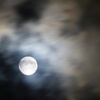 雲の間から顔を出すスーパームーン