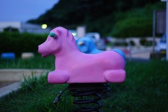 ショッキングピンクの木馬