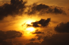 夕日を隠す雲