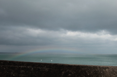 海辺にかかる虹