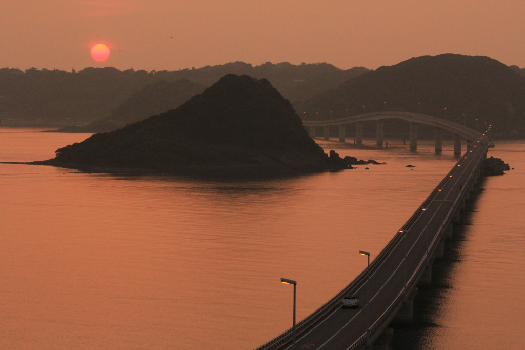 夕陽に続く橋