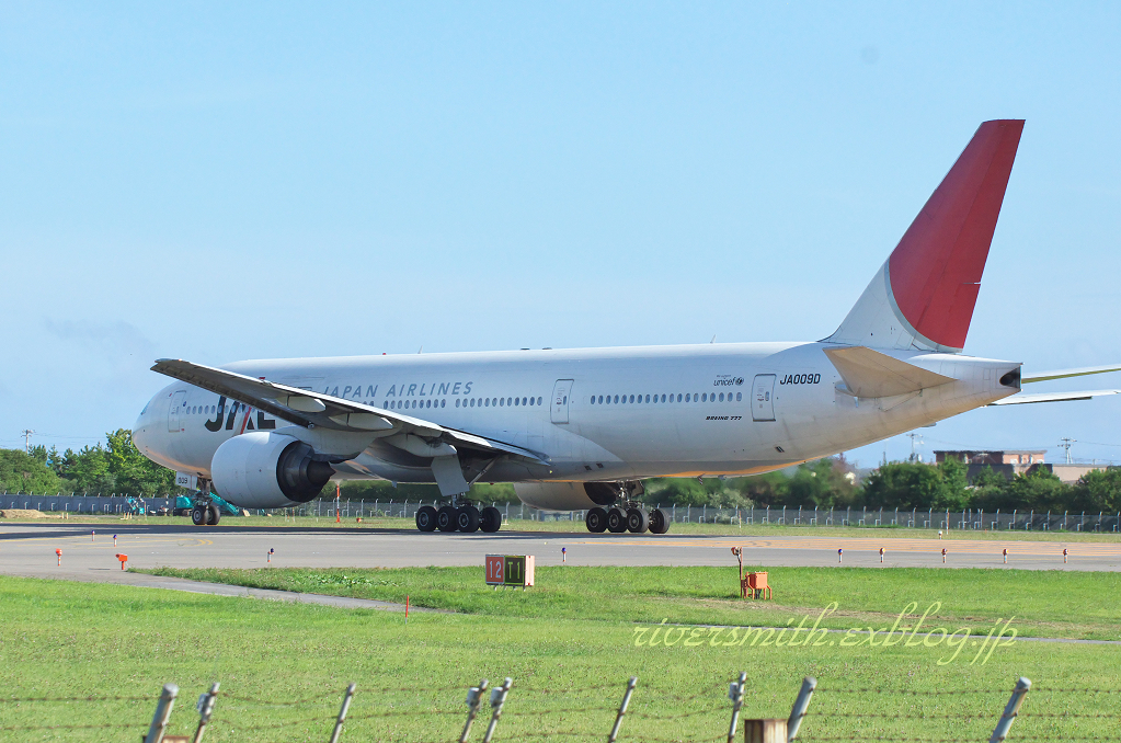 函館空港　JAL BOEING777-200 JA009D　離陸4