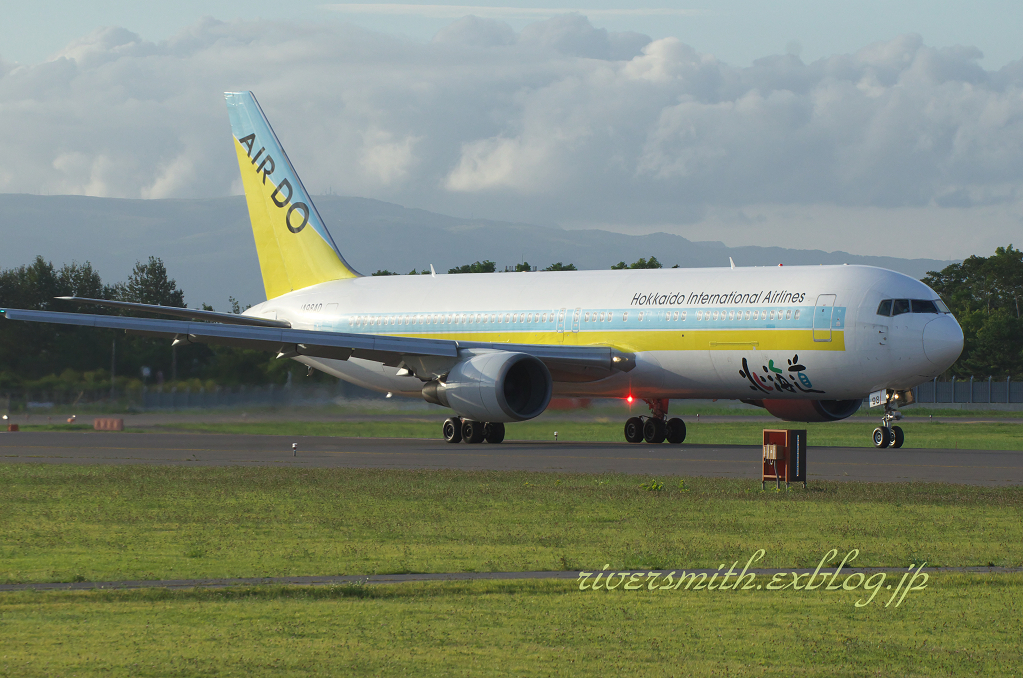 函館空港　AIR DO Boeing767-300ER JA98AD離陸