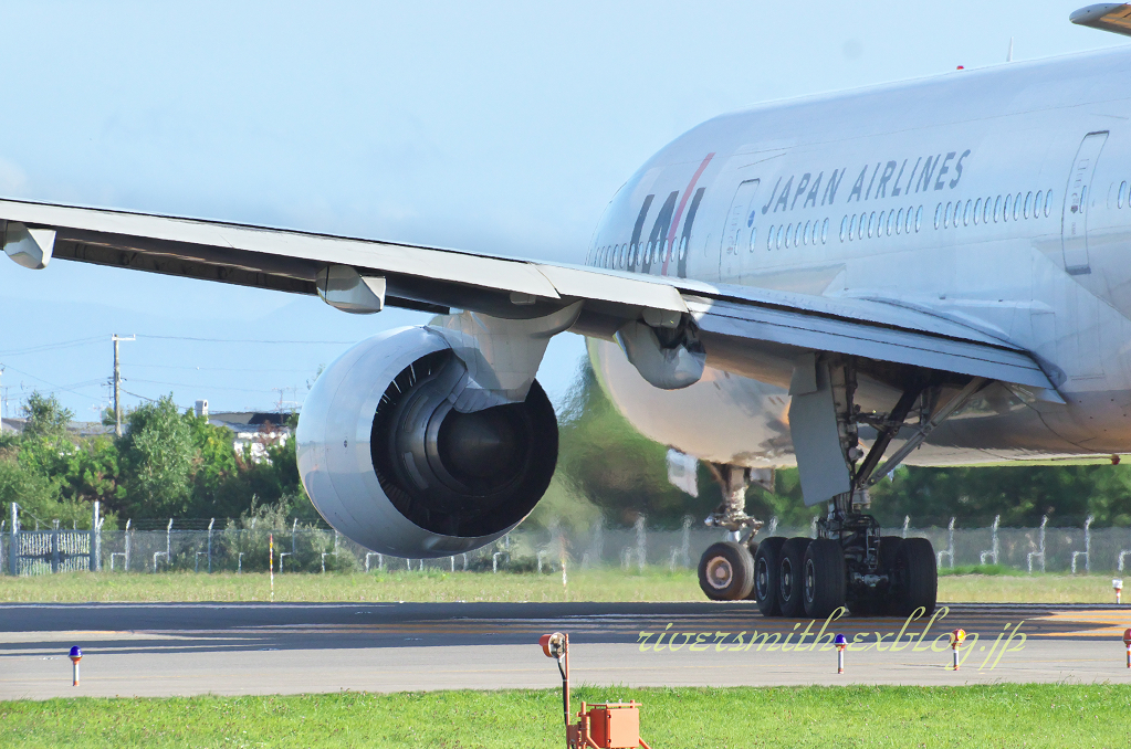 函館空港　JAL BOEING777-200 JA009D　離陸3
